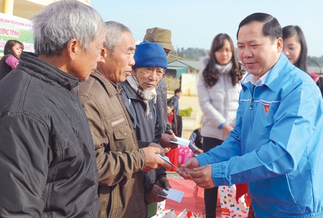 Mang hơi ấm đến với đồng bào Sơn La Chủ tịch T.Ư Hội LHTN Việt Nam Nguyễn Phi Long trao quà cho các hộ gia đình có hoàn cảnh khó khăn. Ảnh: Xuân Tùng.