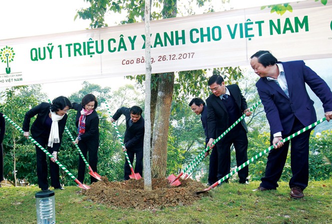 Hành trình về nguồn của Vinamilk và Quỹ 1 triệu cây xanh tại Cao Bằng Bà Đặng Thị Ngọc Thịnh - Ủy viên Ban Chấp hành Trung ương Đảng, Phó Chủ tịch nước Cộng hòa Xã hội Chủ nghĩa Việt Nam cùng các Đại biểu trồng cây tại Khu di tích Quốc gia đặc biệt Pác Bó, tỉnh Cao Bằng.
