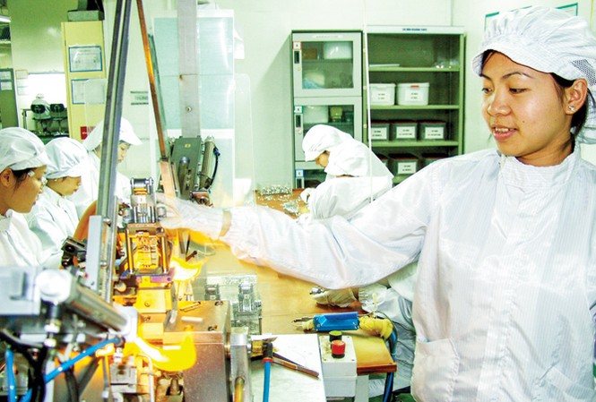 Kinh tế tăng trưởng ngoạn mục về chất và lượng Dây chuyền sản xuất sản phẩm công nghệ cao tại Hà Nội. Ảnh: Hồng Vĩnh.