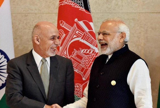 Trung-Ấn cạnh tranh ảnh hưởng tại Afghanistan Thủ tướng Ấn Độ Narendra Modi (phải) và Tổng thống Afghanistan Ashraf Ghani. Ảnh: Hindustan Times.