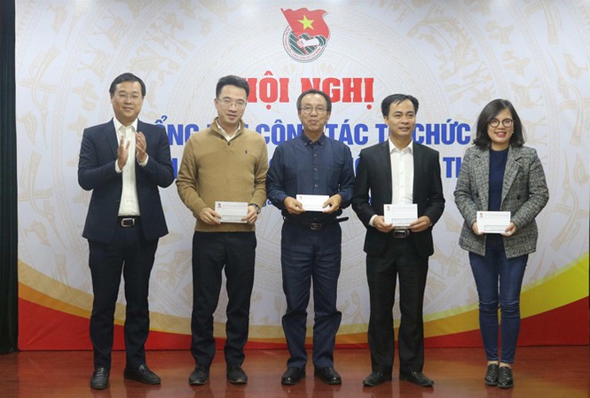 Tổng kết công tác tổ chức Đại hội Đoàn toàn quốc lần thứ XI Bí thư thứ nhất T.Ư Đoàn Lê Quốc Phong (ngoài cùng, bên trái) trao tặng phần thưởng cho 4 tập thể có thành tích xuất sắc, tiêu biểu. Ảnh: Bảo Anh.