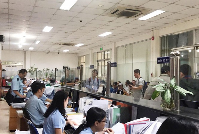 Còn 2 ngày, Hải quan phải thu trên 2.700 tỷ cho ngân sách Hoạt động giao dịch hối hả tại Chi cục Hải quan khu vực 1, TPHCM.