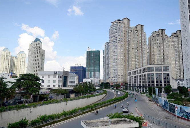Cao ốc 'bức tử' giao thông TPHCM Đường Nguyễn Hữu Cảnh nối cửa ngõ phía Đông với khu vực trung tâm TPHCM nêm chặt cao ốc. Ảnh: Huy Thịnh.