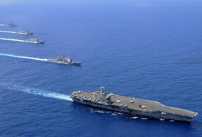 Việt Nam cần xử lý khéo để không bị kéo và đẩy Nhóm tàu chiến Mỹ, trong đó có tàu sân bay USS Nimitz trong một lần triển khai tới khu vực biển Đông. Ảnh: US Navy.