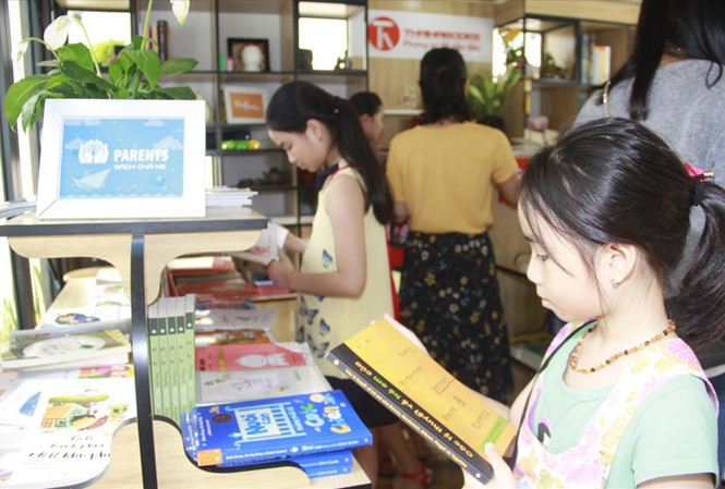 Ngành xuất bản đã lạc quan? Càng nhiều hội chợ sách, người dân càng có cơ hội mua sách ưu đãi. Ảnh: Toan Toan.