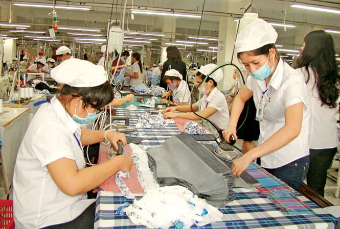 Hàng đầy kho, không lo tăng giá Nhiều doanh nghiệp đang khẩn trương sản xuất cho kịp đơn hàng. Ảnh: U.P.