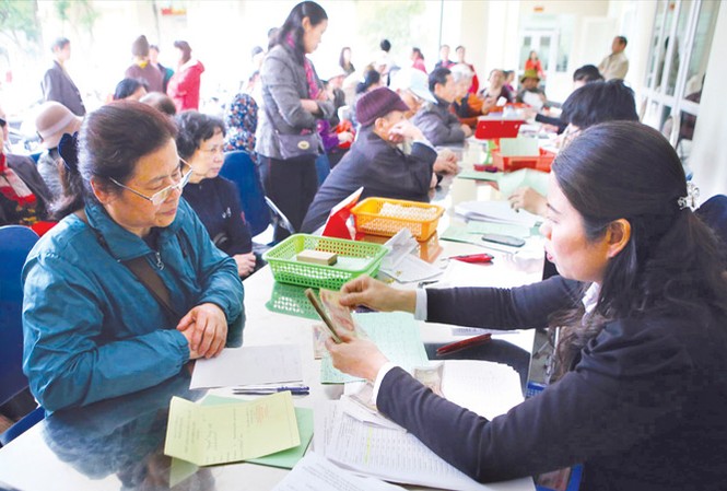 Tính lương hưu mới với nữ: Thua thiệt đủ bề Quốc hội chưa quyết định, nên từ 1/1/2018, nhiều lao động nữ về hưu sẽ bị giảm lương. Ảnh minh họa: Như Ý.