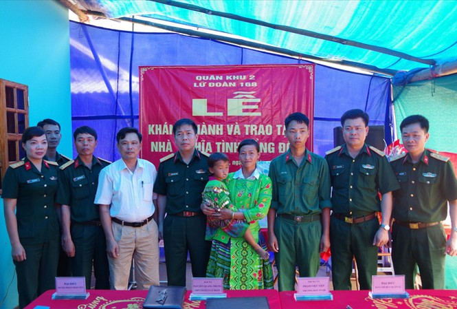 Mái ấm tình đồng đội Buổi lễ bàn giao nhà “Nghĩa tình đồng đội” cho vợ chồng binh nhất Vàng A Nhà. Ảnh: D.T.