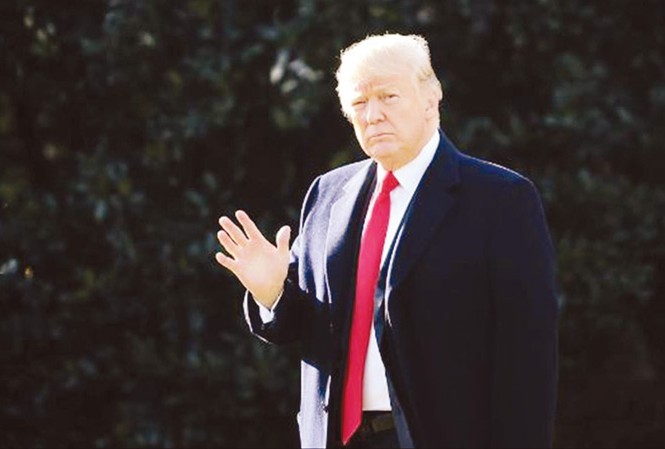 Ông Trump hứng chỉ trích vì 'khoe' với Triều Tiên Tổng thống Mỹ Donald Trump vừa khoe ông có nút bấm hạt nhân to hơn và mạnh hơn của lãnh đạo Triều Tiên. Ảnh: CNN.