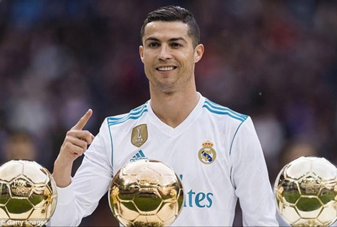 Ronaldo cũng lo lắng tương lai Cũng đến lúc Ronaldo phải lo lắng cho vị trí của mình trong dải ngân hà Real Madrid. Ảnh: GETTY IMAGES.