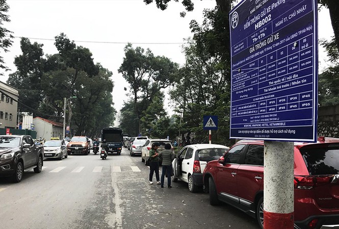 Hàng loạt bãi xe dù xuất hiện sau quyết định tăng phí Đỗ xe iParking trên các tuyến phố nội đô.