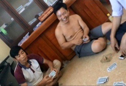 Thanh Hóa: Xem xét, xử lý cán bộ đánh bài Các cán bộ xã Định Liên đánh bài tại trụ sở. Ảnh cắt từ clip.