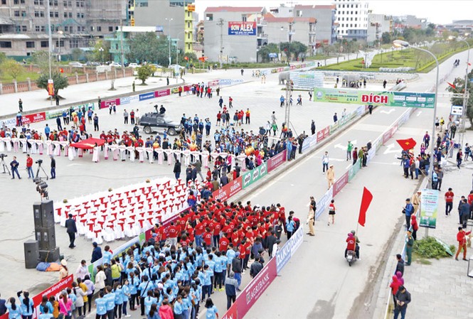 Khi những người yêu chạy bộ chung tay 'tổ chức' giải Toàn cảnh buổi khai mạc Việt dã toàn quốc lần thứ 58 ở Ninh Bình, tháng 3/2017. Ảnh: Như Ý.
