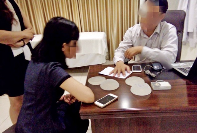 Ẩn họa làm đẹp cuối năm Một BS đang tư vấn túi ngực cho phóng viên. Ảnh: U.P.