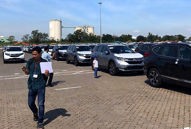 Năm 2018, thuế nhập khẩu nhiều mặt hàng đồng loạt về 0% Bạt ngàn ô tô chờ xếp hàng thông quan trước Tết tại cảng Hiệp Phước - TP Hồ Chí Minh. Ảnh: Tuấn Nguyễn.