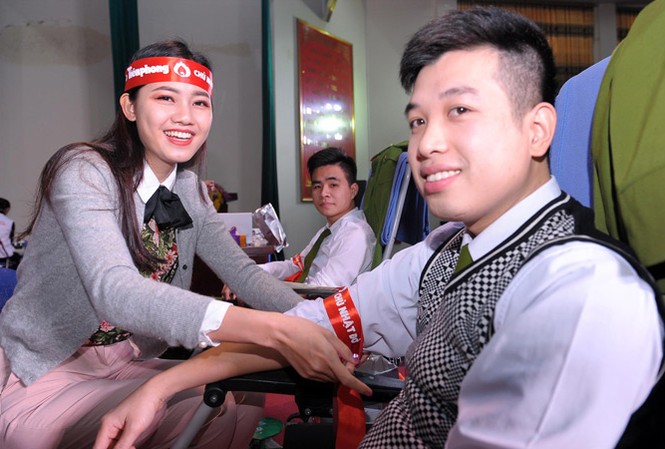 Giọt máu hồng ấm lại mùa đông Á hậu Việt Nam Thanh Tú thăm hỏi các bạn trẻ hiến máu. Ảnh: Xuân Tùng.