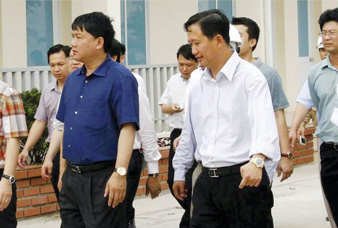 Hôm nay, xét xử ông Đinh La Thăng và đồng phạm Các ông Đinh La Thăng (áo sẫm màu), Trịnh Xuân Thanh trong một chuyến công tác tại dự án Thái Bình 2.