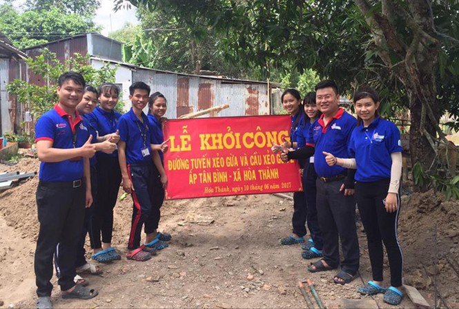 Vượt lên chính mình nhờ 'Sinh viên 5 tốt' Lê Chí Cường (ngoài cùng, bên trái ) trong lần tình nguyện khởi công làm đường ở ấp Tân Bình, xã Hòa Thành, huyện Vung Lai, Đồng Tháp. Ảnh: CTV.