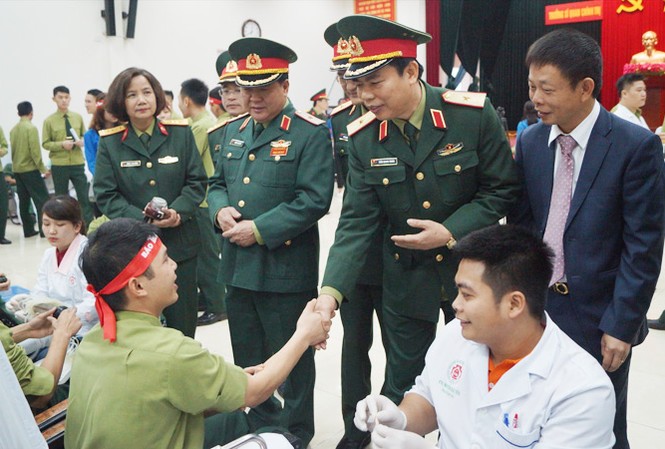 Lan tỏa ngọn lửa yêu thương Lãnh đạo Trường Sĩ quan Chính trị, Bệnh viện T.Ư Quân đội 108 và lãnh đạo báo Tiền Phong trò chuyện với các bạn trẻ tham gia Chủ nhật Đỏ sáng 7/1. Ảnh: Nguyễn Minh.