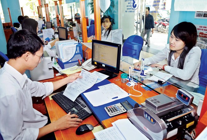 Lương thấp sao vẫn nhà lầu, xe hơi? Mỗi năm cả nước phải giảm 70.000 người trong biên chế, nhưng thực tế sau hai năm thực hiện tăng lên 96.000. Ảnh: PV.