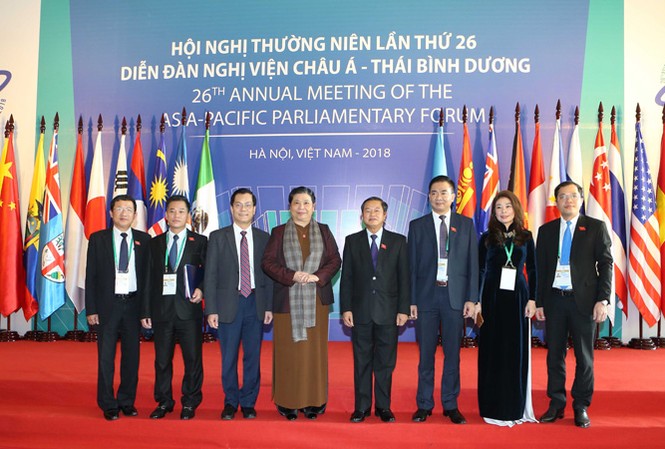 APPF-26 bàn về an ninh, chính trị, kinh tế, thương mại Phó Chủ tịch Quốc hội Tòng Thị Phóng chụp ảnh cùng các nghị sỹ dự phiên họp toàn thể đầu tiên ngày 19/1. Ảnh: TTXVN.