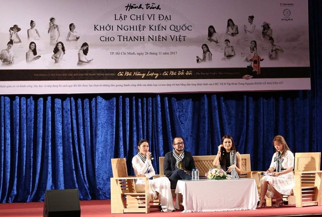 Thành công vì không giống ai Lê Thị Hiền (bìa trái) đang phát biểu.