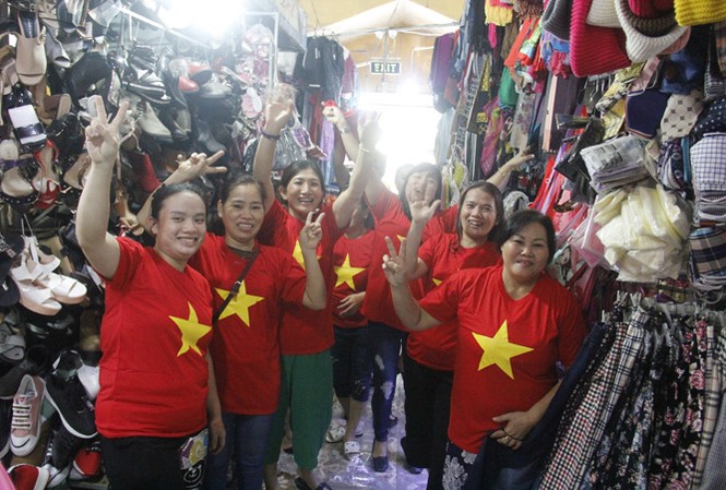 Cờ đỏ sao vàng ngập chợ Tiểu thương chợ Đống Đa háo hức cổ vũ đội tuyển U23 Việt Nam trước trận gặp U23 Qatar. Ảnh: Thanh Trần.