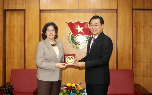 Thúc đẩy giao lưu thanh niên Việt Nam-Cuba Đồng chí Bí thư thứ nhất Trung ương Đoàn Lê Quốc Phong chúc bà Lianys Torres Rivera sẽ có nhiều thành công trong nhiệm kỳ tại Việt Nam, đồng thời khẳng định Đoàn TNCS Hồ Chí Minh sẵn sàng phối hợp tổ chức các hoạt động giao lưu giữa thanh niên, sinh viên,