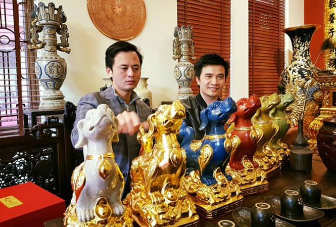 Đắt hàng quà tặng Tết ăn theo biểu tượng chó Tượng chó thủ công, chế tác tinh xảo của một Cty gốm tại Bát Tràng.