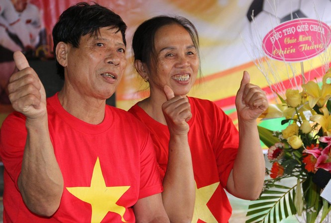 Nhà trung vệ Bùi Tiến Dũng vui như hội trước chung kết Vợ chồng ông Quang mong con trai và đồng đội giữ gìn sức khỏe để chiến đấu hết mình mang vinh quang về cho Tổ quốc.