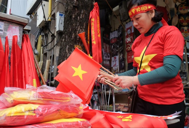 Một Hà Nội khác lạ sống cùng bóng đá Hà Nội rợp bóng cờ hoa. Ảnh: Trần Hoàng.