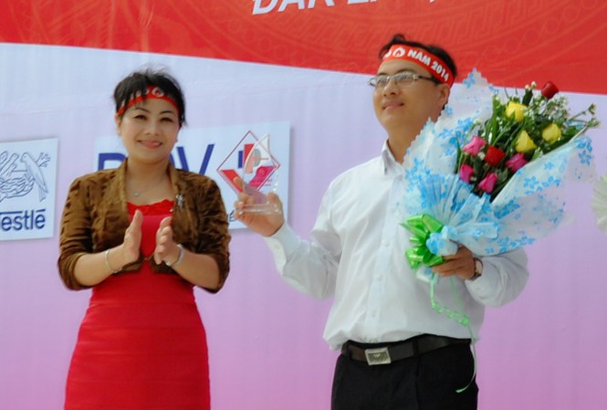 Anh hùng hiến tiểu cầu, cứu... sản phụ Anh Mai Tiến Hùng nhận cúp pha lê Chủ Nhật Đỏ.