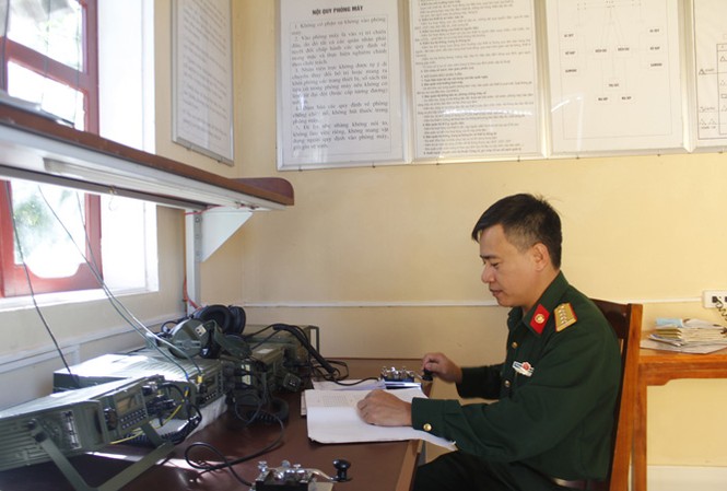 Gặp kiện tướng 'tịch, tà...' Đại úy QNCN Lê Trung Thắng nhân viên báo vụ Tiểu đoàn 18 - Sư đoàn 324 đang tiến hành phát báo trong ca trực. Ảnh: Lê Tường Hiếu.