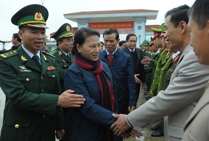 Mang Tết sớm lên đồng bào vùng biên Chủ tịch Quốc hội Nguyễn Thị Kim Ngân thăm và chúc Tết cán bộ chiến sĩ Đồn Biên phòng Lũng Cú.