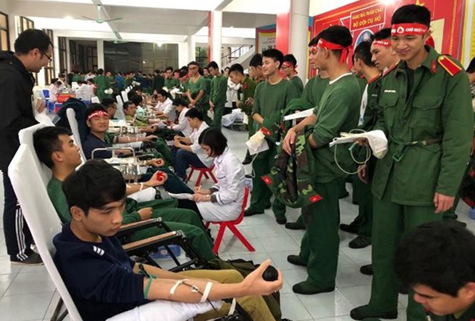 Chủ Nhật Đỏ tại Học viện Kỹ thuật Quân sự thu được 568 đơn vị máu Đông đảo học viên, chiến sĩ xếp hàng chờ hiến máu.