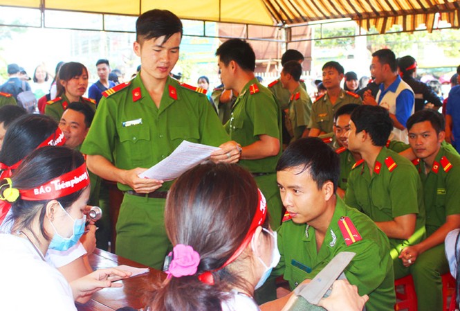 Công an nhường đồng bào hiến máu trước Công an huyện Ea Kar đăng ký hiến máu.