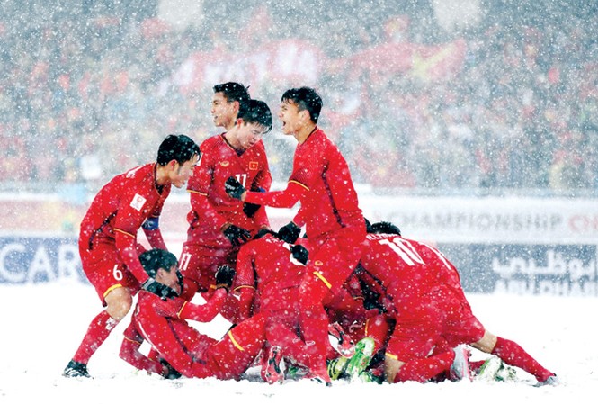 U23 Việt Nam: Những chiến binh quả cảm Các cầu thủ U23 Việt Nam ăn mừng bàn thắng của Quang Hải vào lưới Uzbekistan.