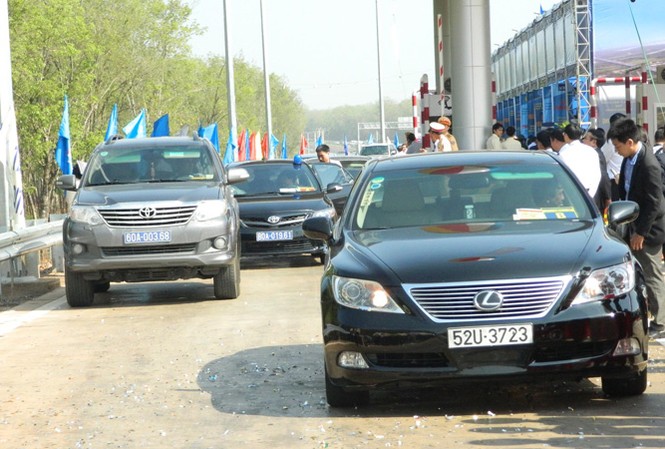 Xe công chạy dịch vụ Xe công sẽ được khai thác hết hiệu suất khi thực hiện đề án thí điểm thuê xe nhằm tiết kiệm, tránh lãng phí.