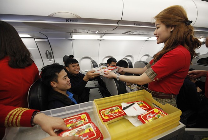 Chuyến bay nặng tình đón những người hùng U23 Việt Nam Các cầu thủ U23 vui vẻ đón nhận những suất ăn được tiếp viên hàng không Vietjet chăm sóc nhiệt tình.