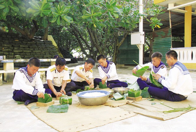 Tết sớm nơi đầu sóng Cán bộ, chiến sĩ đảo Phan Vinh gói bánh chưng đón Tết.