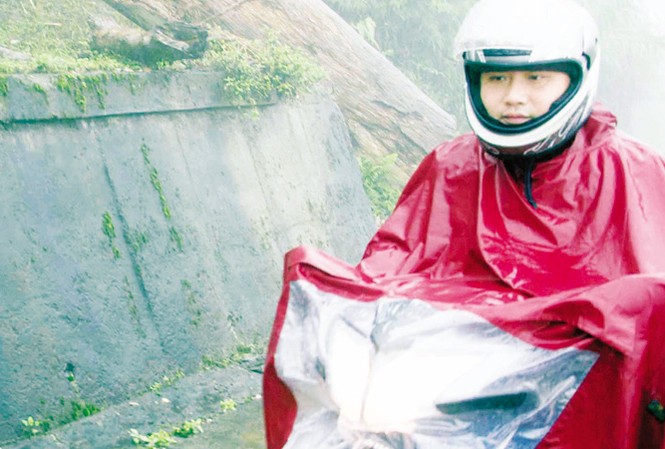 Chạy chợ 5.000 km dưới chân núi Trường Sơn Chàng trung úy tiếp phẩm Nguyễn Hữu Quý mỗi tháng chạy chợ 5.000 km ở lưng núi Trường Sơn. Ảnh: Lê Văn Chương.