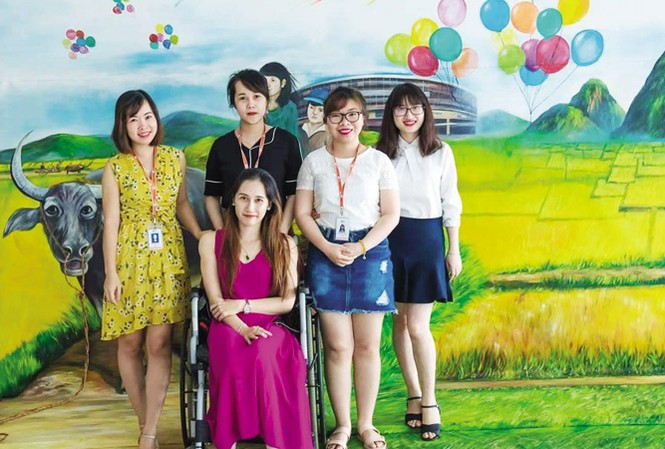 Cascardeur với đôi chân tật nguyền Hiền Hạnh cùng các đồng nghiệp nỗ lực hết mình trong môi trường trẻ trung, năng động, quên đi mặc cảm của bản thân. Ảnh: NVCC.