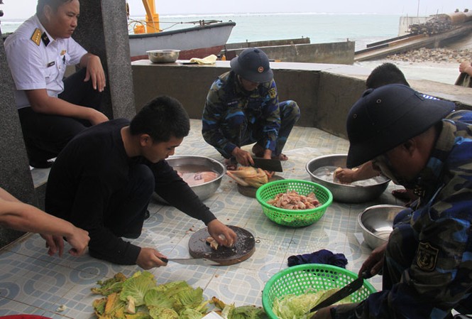 Điểm tựa vươn khơi bám biển Các chiến sĩ đảo Tốc Tan A làm cơm trong ngày mưa bão. Ảnh: Trường Phong.