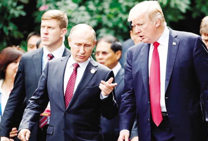 Putin – Trump và những quyết định dậy sóng Tổng thống Nga Vladimir Putin và Tổng thống Mỹ Donald Trump dự Cấp cao APEC 2017 tại Ðà Nẵng. Ảnh: Huffington Post.