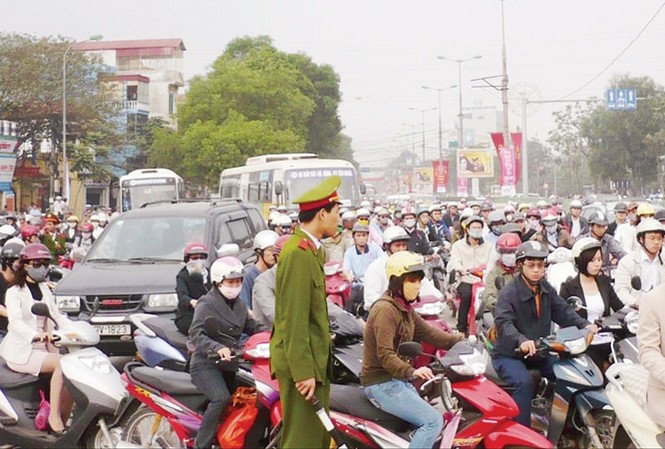 Hàng loạt giải pháp hạ nhiệt giao thông cận Tết Công an Hà Nội được tăng cường 600 học viên cảnh sát để chống ùn tắc. Ảnh: T.Đảng.