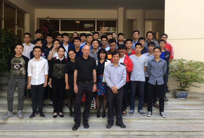 Khi giáo sư hàng đầu thế giới dạy miễn phí tại Việt Nam GS Matthias Paetzodl chụp cùng trường ĐH Bách khoa Hà Nội.