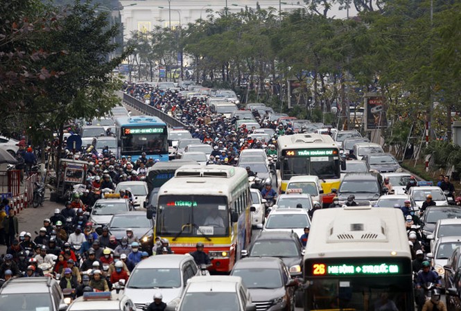 Đi lại dịp Tết: CSGT lo 'vỡ trận', khách sợ bị nhồi nhét Cảnh ùn tắc trên đường vào dịp cận Tết ở Hà Nội chiều ngày 7/2. Ảnh: Như Ý.