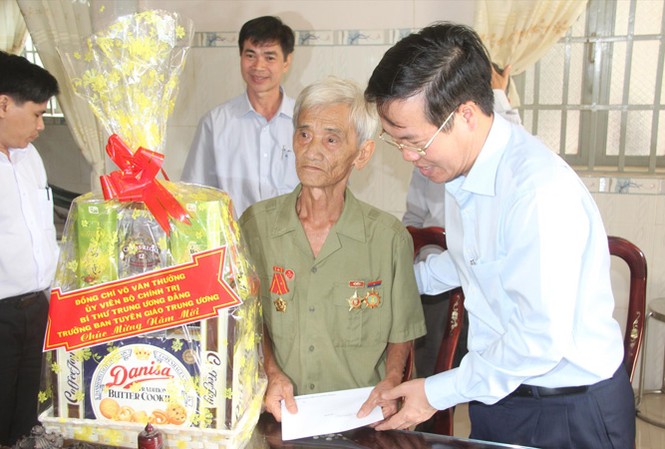 Ông Võ Văn Thưởng chúc Tết cán bộ chiến sĩ Vùng 2 Hải quân Ông Võ Văn Thưởng tặng quà cho thương binh Nguyễn Trung Bình. Ảnh: M.T.
