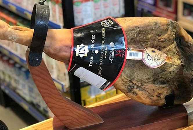 Sốt hàng đùi heo muối giá 30 triệu đồng Loại đùi heo muối chân sau có xương giá có thể lên tới 3,5 triệu đồng mỗi kg.