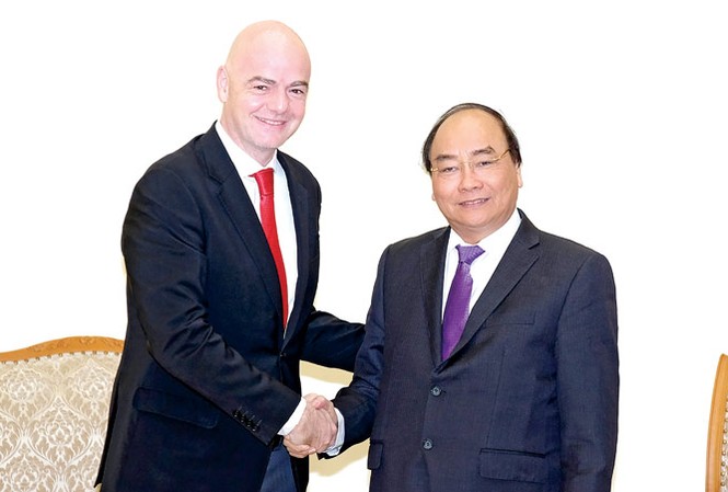 Việt Nam sẽ phối hợp cùng FIFA xây dựng nền bóng đá sạch Thủ tướng Nguyễn Xuân Phúc tiếp ông Gianni Infantino, Chủ tịch Liên đoàn Bóng đá thế giới (FIFA). Ảnh: Quang Hiếu.
